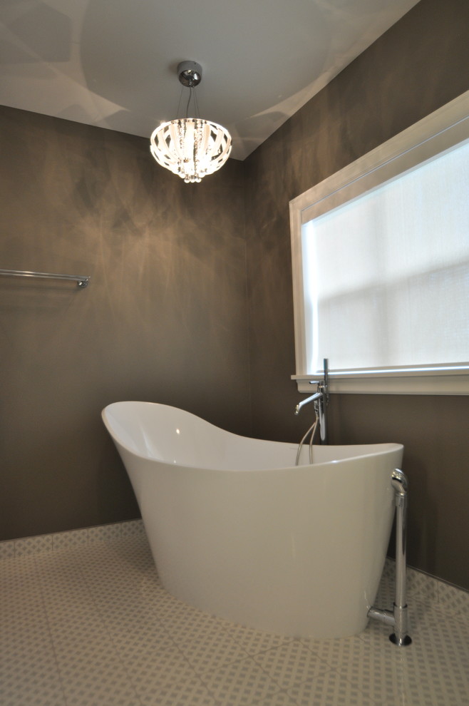 Idee per una stanza da bagno chic con vasca freestanding, doccia aperta, piastrelle bianche e pareti grigie