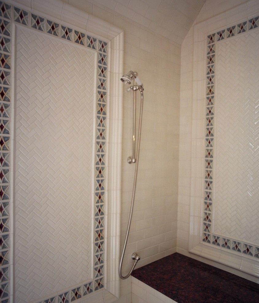 シカゴにあるお手頃価格の小さなトラディショナルスタイルのおしゃれな浴室 (アルコーブ型シャワー、白いタイル、サブウェイタイル、御影石の洗面台、白い壁) の写真