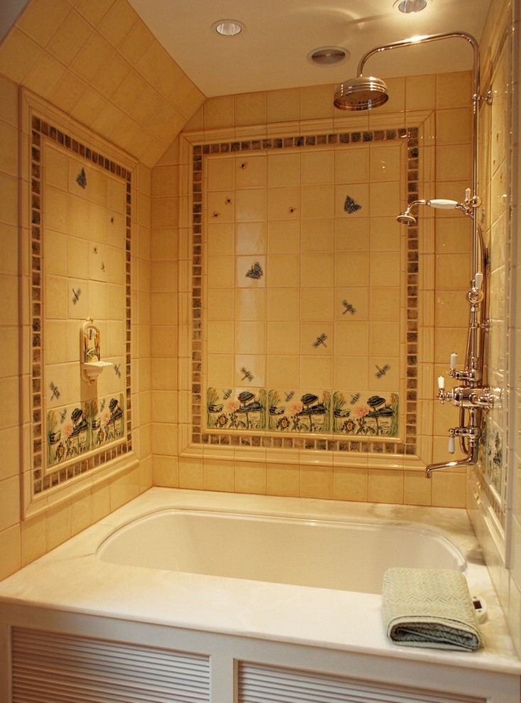 Стильный дизайн: маленькая ванная комната в классическом стиле с фасадами с филенкой типа жалюзи, белыми фасадами, мраморной столешницей, полновстраиваемой ванной, душем над ванной и желтой плиткой для на участке и в саду - последний тренд