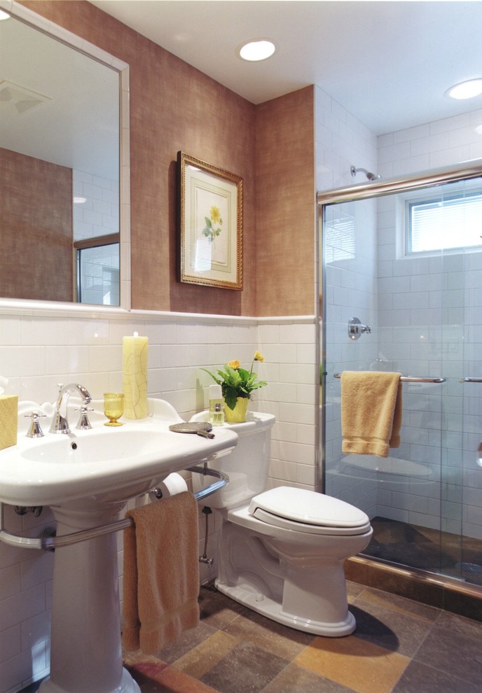 Immagine di una piccola stanza da bagno padronale chic con lavabo a colonna, doccia alcova, WC a due pezzi, piastrelle bianche, piastrelle diamantate, pareti beige e pavimento in ardesia