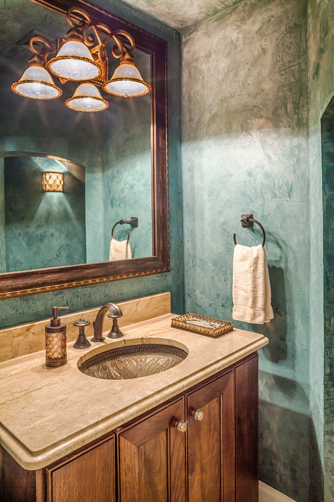 Foto di una piccola stanza da bagno con doccia mediterranea con lavabo sottopiano, ante con riquadro incassato, ante in legno bruno, top in granito e pareti multicolore