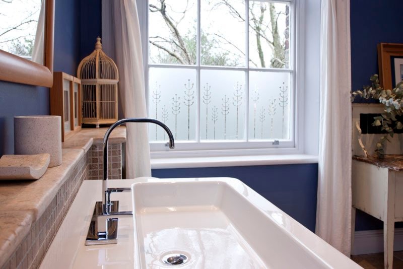 Idéer för mellanstora funkis badrum för barn, med ett fristående badkar, beige kakel och blå väggar