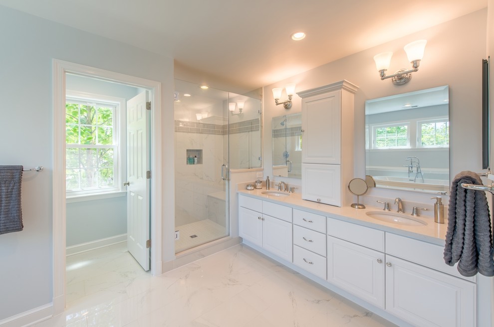 ワシントンD.C.にあるトランジショナルスタイルのおしゃれなマスターバスルーム (レイズドパネル扉のキャビネット、白いキャビネット、アルコーブ型シャワー、大理石の床、トイレ室) の写真