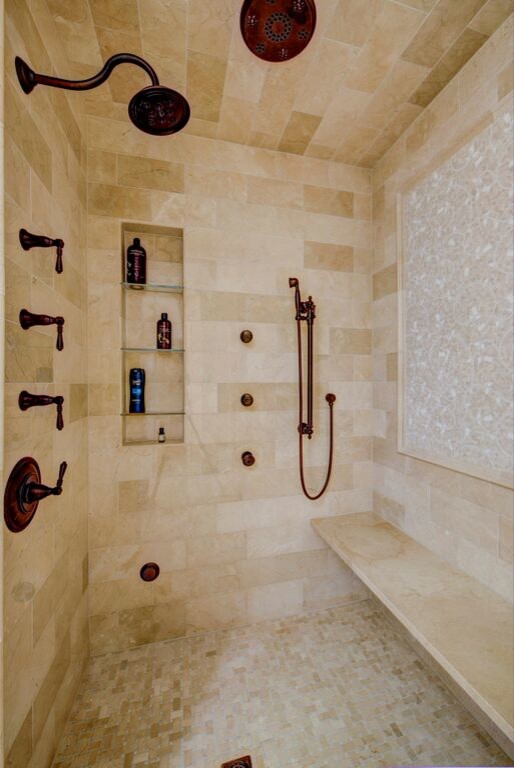 Foto på ett stort funkis en-suite badrum, med ett konsol handfat, möbel-liknande, vita skåp, granitbänkskiva, ett fristående badkar, en hörndusch, beige kakel, keramikplattor, beige väggar och klinkergolv i keramik