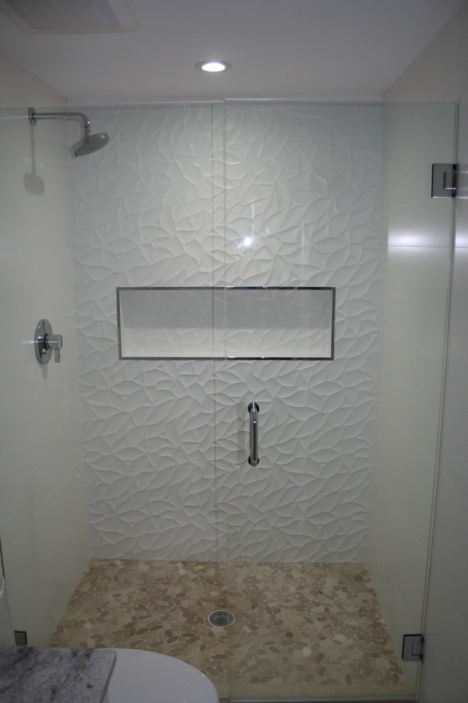 Kleines Modernes Badezimmer En Suite mit offener Dusche, weißer Wandfarbe, Schrankfronten mit vertiefter Füllung, dunklen Holzschränken, Granit-Waschbecken/Waschtisch, weißen Fliesen, Toilette mit Aufsatzspülkasten und Unterbauwaschbecken in Miami