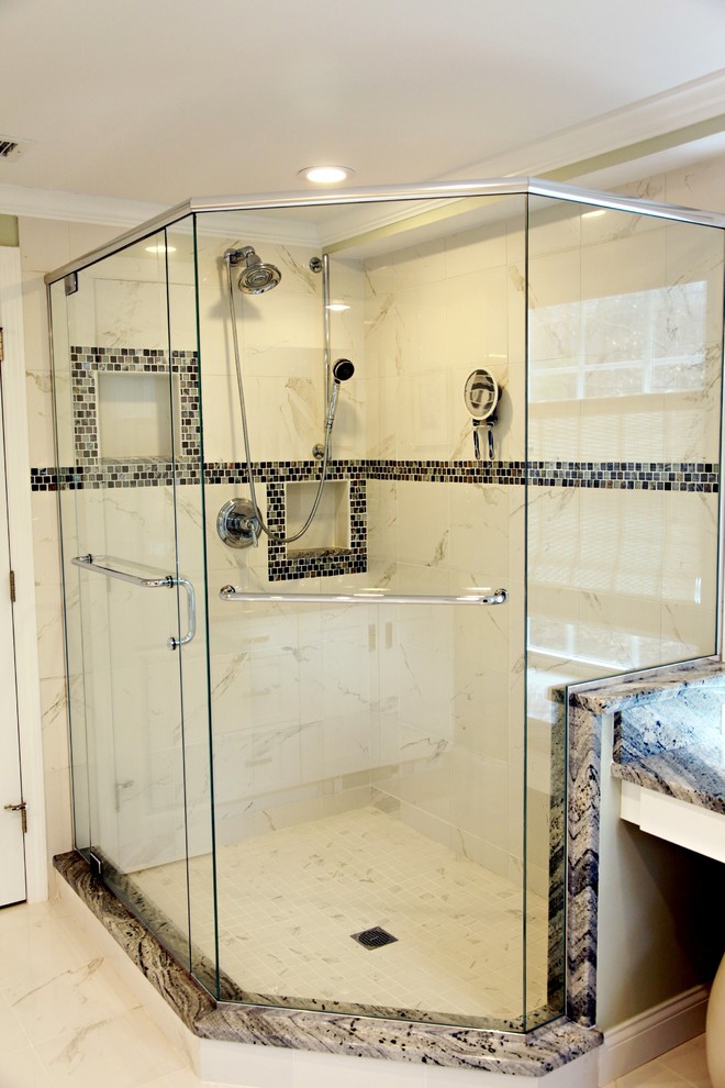 Modelo de cuarto de baño principal tradicional de tamaño medio con puertas de armario blancas, bañera encastrada, ducha esquinera, suelo de mármol y encimera de mármol