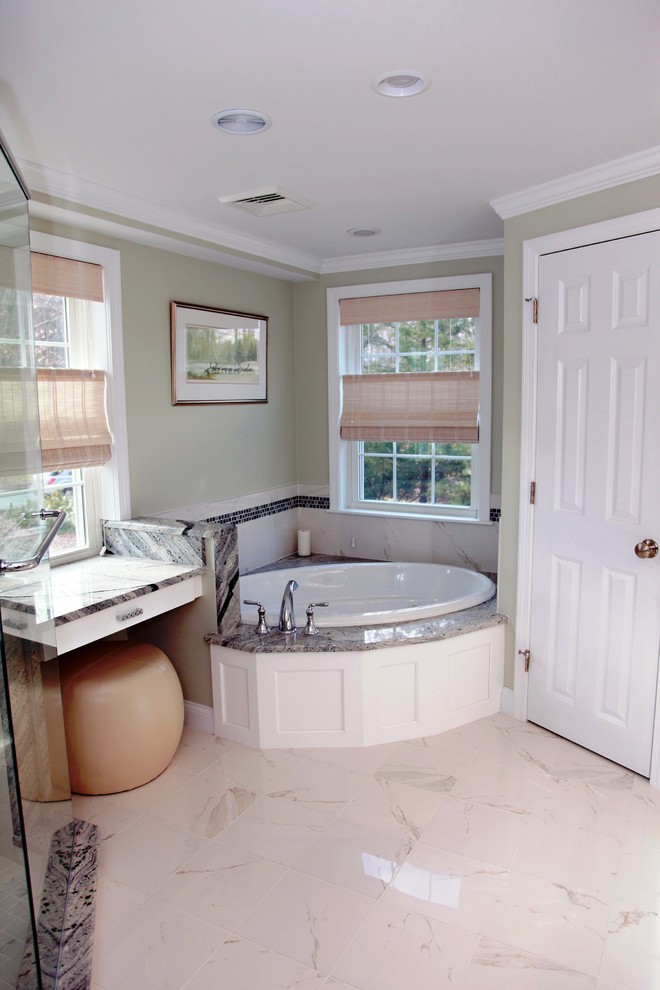 Идея дизайна: главная ванная комната среднего размера в классическом стиле с накладной ванной, угловым душем и мраморным полом
