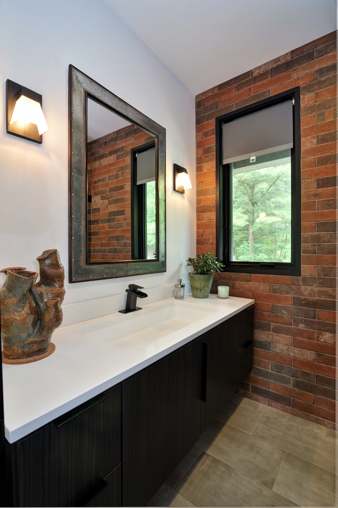 На фото: ванная комната в стиле лофт с плоскими фасадами, черными фасадами, угловым душем, разноцветной плиткой, керамогранитной плиткой, белыми стенами, полом из керамической плитки, врезной раковиной, столешницей из искусственного кварца, серым полом, душем с распашными дверями и белой столешницей с