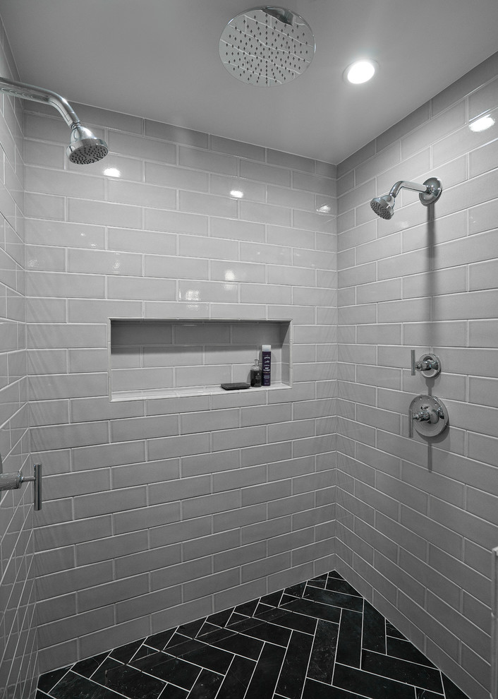 Idéer för mellanstora vintage vitt en-suite badrum, med bruna skåp, en toalettstol med hel cisternkåpa, vit kakel, tunnelbanekakel, grå väggar, klinkergolv i keramik, ett undermonterad handfat, bänkskiva i kvarts, svart golv, dusch med gångjärnsdörr och en dusch i en alkov