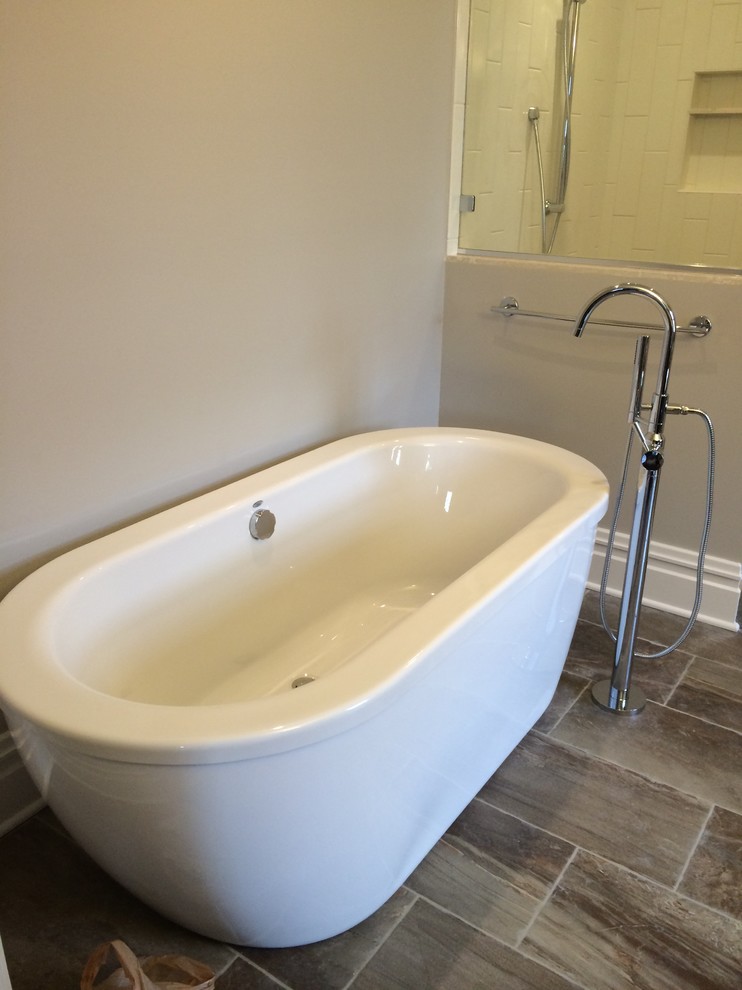 Imagen de cuarto de baño principal campestre grande con baldosas y/o azulejos blancos y baldosas y/o azulejos de vidrio