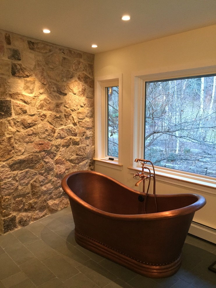 Стильный дизайн: большая главная ванная комната в стиле кантри с отдельно стоящей ванной, угловым душем, черной плиткой, каменной плиткой, черными стенами и полом из сланца - последний тренд