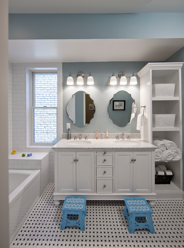 Идея дизайна: маленькая детская ванная комната в классическом стиле с фасадами островного типа, белыми фасадами, ванной в нише, душем над ванной, раздельным унитазом, белой плиткой, плиткой кабанчик, синими стенами, полом из мозаичной плитки, врезной раковиной и мраморной столешницей для на участке и в саду