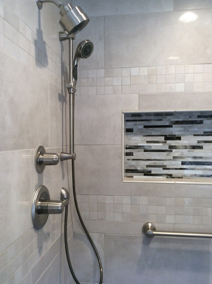 Пример оригинального дизайна: ванная комната среднего размера в стиле неоклассика (современная классика) с душем в нише, бежевой плиткой, керамической плиткой, полом из керамической плитки, коричневым полом и душем с распашными дверями