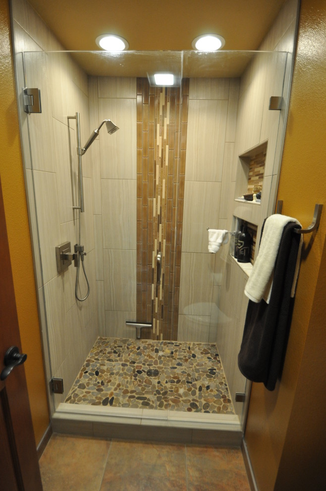 Idées déco pour une salle de bain principale éclectique de taille moyenne avec une baignoire indépendante, une douche ouverte, un carrelage multicolore, des carreaux de porcelaine, un mur jaune, un sol en carrelage de porcelaine, une vasque et un plan de toilette en granite.