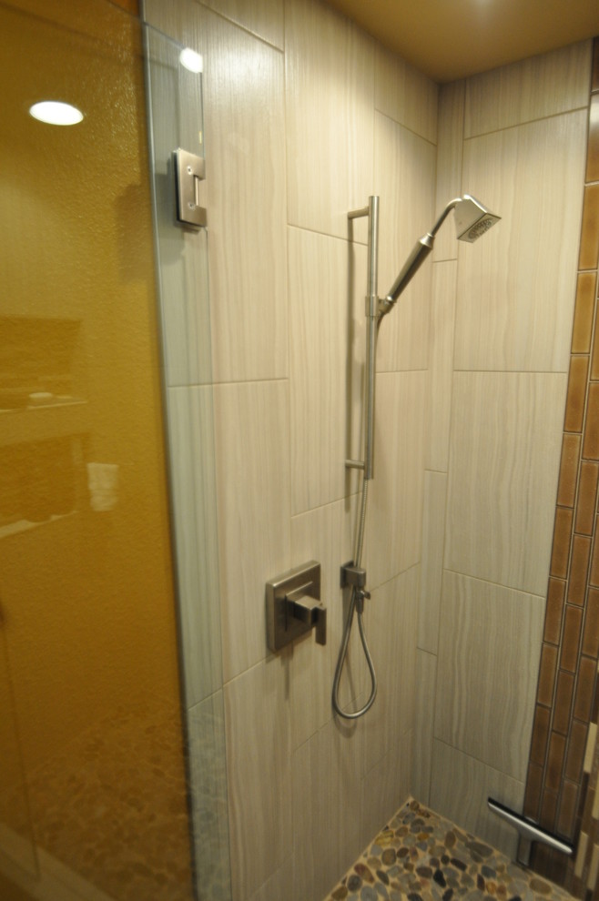 Пример оригинального дизайна: главная ванная комната среднего размера в стиле фьюжн с отдельно стоящей ванной, открытым душем, разноцветной плиткой, керамогранитной плиткой, желтыми стенами, полом из керамогранита, настольной раковиной и столешницей из гранита