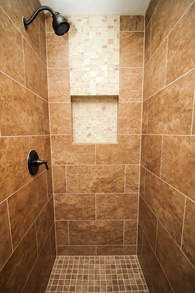Inredning av ett klassiskt mellanstort en-suite badrum, med luckor med upphöjd panel, skåp i mellenmörkt trä, ett badkar i en alkov, en dusch i en alkov, beige kakel, porslinskakel, beige väggar, klinkergolv i porslin, ett undermonterad handfat, granitbänkskiva, beiget golv och dusch med gångjärnsdörr