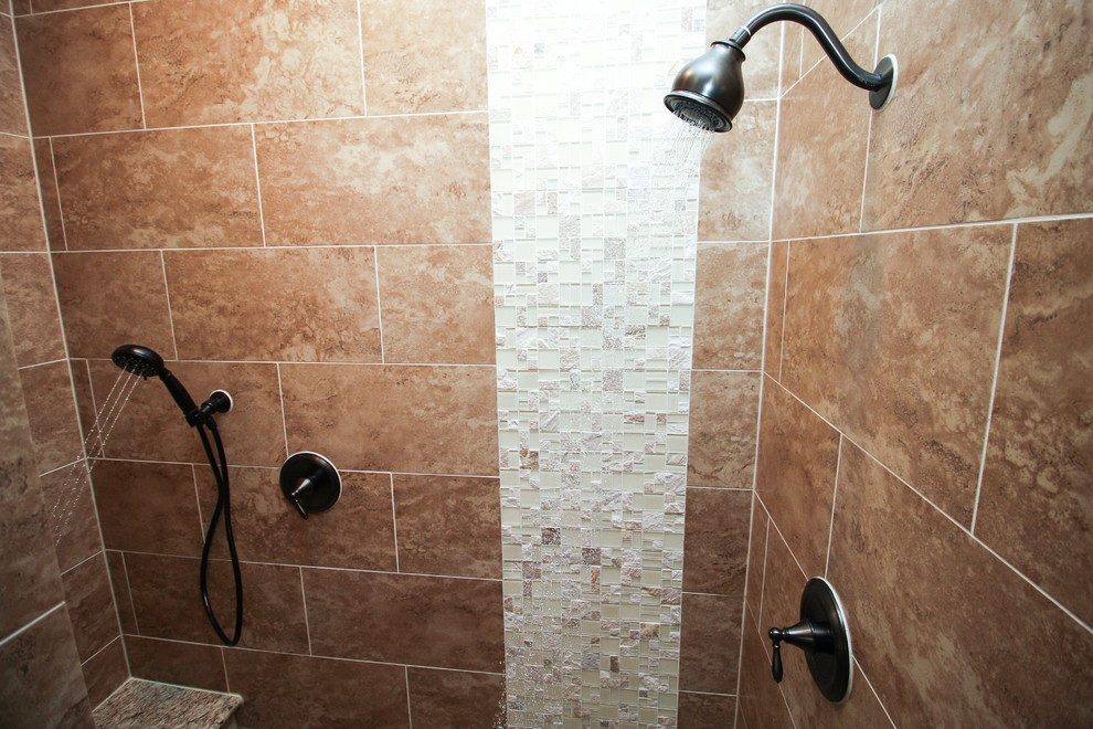 Klassisk inredning av ett mellanstort badrum med dusch, med luckor med upphöjd panel, skåp i mellenmörkt trä, ett badkar i en alkov, en öppen dusch, beige kakel, porslinskakel, beige väggar, klinkergolv i porslin, ett undermonterad handfat, granitbänkskiva, beiget golv och med dusch som är öppen
