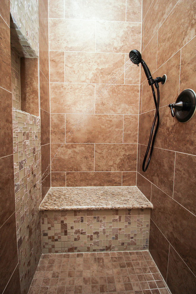 Cette image montre une salle d'eau traditionnelle en bois brun de taille moyenne avec un placard avec porte à panneau surélevé, une baignoire en alcôve, une douche ouverte, un carrelage beige, des carreaux de porcelaine, un mur beige, un sol en carrelage de porcelaine, un lavabo encastré, un plan de toilette en granite, un sol beige et aucune cabine.