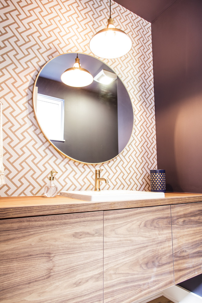 インディアナポリスにあるお手頃価格の小さなコンテンポラリースタイルのおしゃれな浴室 (濃色木目調キャビネット、マルチカラーの壁、淡色無垢フローリング、木製洗面台) の写真