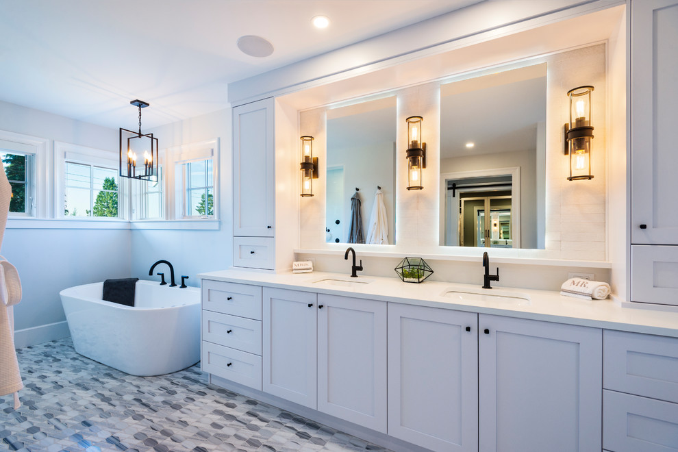 Esempio di una stanza da bagno padronale classica con ante in stile shaker, ante bianche, vasca freestanding, piastrelle bianche, pareti grigie, lavabo sottopiano, pavimento grigio e top bianco