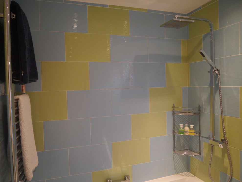 Свежая идея для дизайна: ванная комната среднего размера в современном стиле с плоскими фасадами, белыми фасадами, столешницей из плитки, душем над ванной, инсталляцией, синей плиткой, керамической плиткой, белыми стенами и полом из керамической плитки - отличное фото интерьера