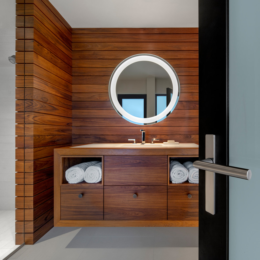 Cette photo montre une salle de bain tendance en bois brun avec un placard à porte plane et un sol gris.