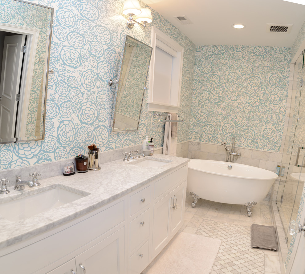 Идея дизайна: главная ванная комната среднего размера в современном стиле с мраморной столешницей, фасадами в стиле шейкер, белыми фасадами, ванной на ножках, душем в нише, синими стенами, полом из керамической плитки и врезной раковиной