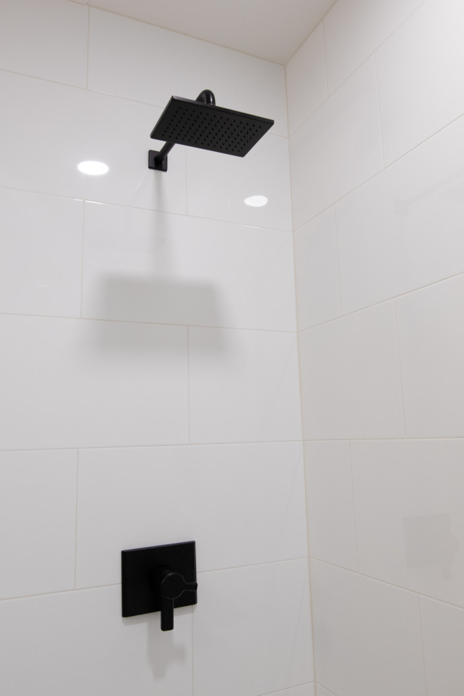 Idées déco pour une salle de bain principale contemporaine en bois clair avec un placard avec porte à panneau encastré, un carrelage blanc, des carreaux de céramique, un mur blanc, un sol en marbre, un lavabo encastré, un plan de toilette en quartz, un sol gris, une cabine de douche à porte battante, un plan de toilette blanc, une niche, meuble double vasque et meuble-lavabo sur pied.