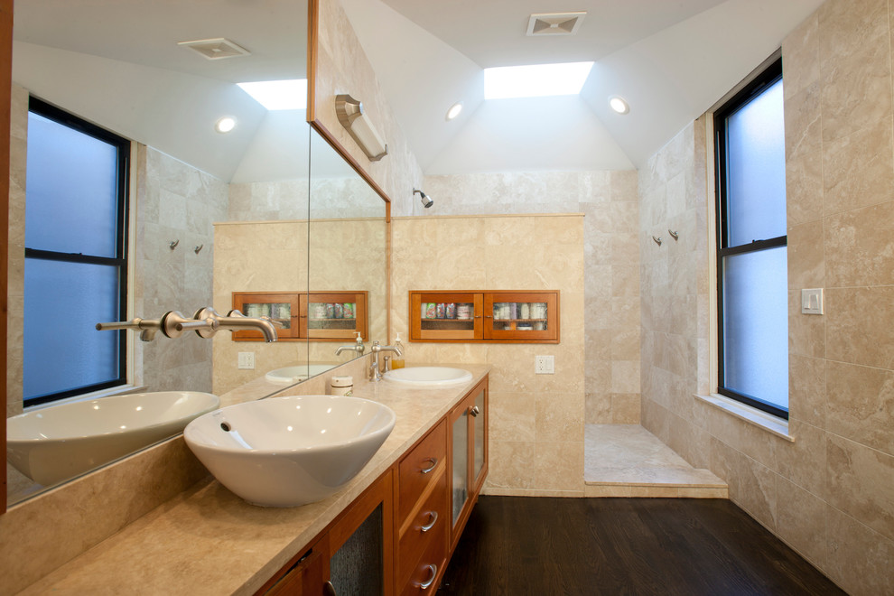 Foto de cuarto de baño tradicional renovado con lavabo sobreencimera, ducha abierta y ducha abierta
