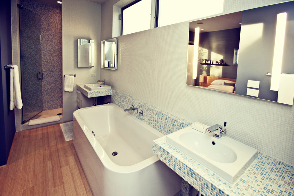 Example of a trendy bathroom design in Chicago