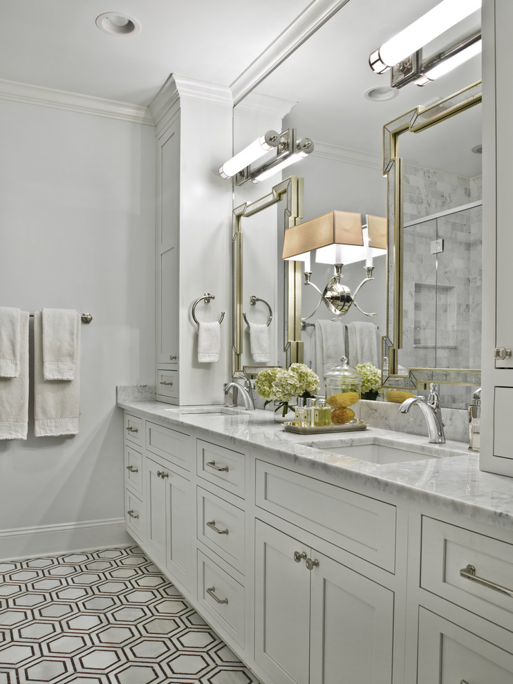 Imagen de cuarto de baño tradicional renovado con armarios estilo shaker, puertas de armario blancas, paredes grises, lavabo bajoencimera y suelo multicolor