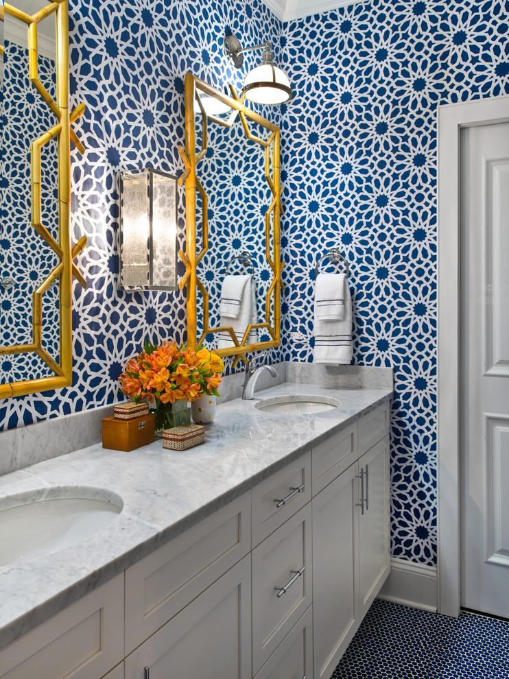 シカゴにあるトランジショナルスタイルのおしゃれな浴室 (シェーカースタイル扉のキャビネット、白いキャビネット、青い壁、モザイクタイル、アンダーカウンター洗面器、青い床) の写真
