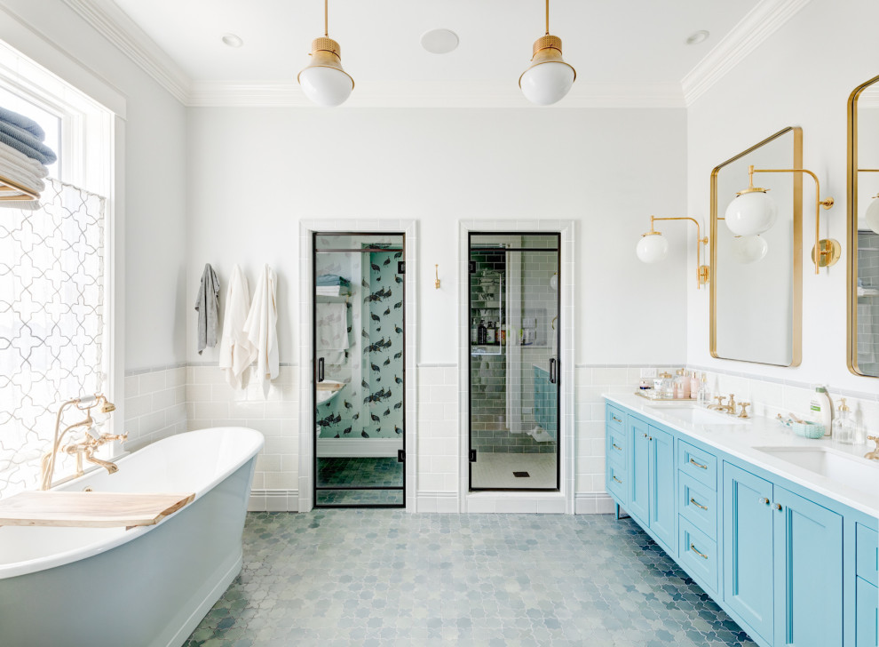 Foto di una stanza da bagno contemporanea con ante con riquadro incassato, ante blu, pareti bianche, lavabo sottopiano e top bianco