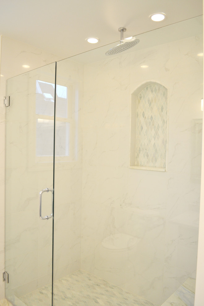 Inspiration för mellanstora klassiska badrum med dusch, med skåp i shakerstil, en dusch i en alkov, en toalettstol med separat cisternkåpa, vita väggar, ett undermonterad handfat, marmorbänkskiva, gröna skåp, flerfärgad kakel, mosaik och marmorgolv