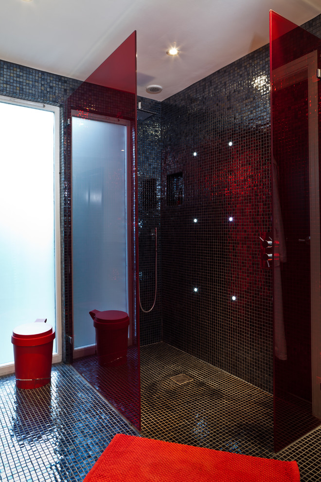 Diseño de cuarto de baño actual con ducha a ras de suelo, baldosas y/o azulejos negros y baldosas y/o azulejos en mosaico
