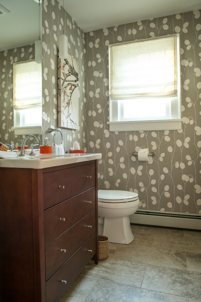 Idéer för mellanstora vintage badrum med dusch, med grå väggar, skåp i shakerstil, skåp i mörkt trä, ett integrerad handfat, en toalettstol med hel cisternkåpa, grå kakel, porslinskakel och klinkergolv i keramik