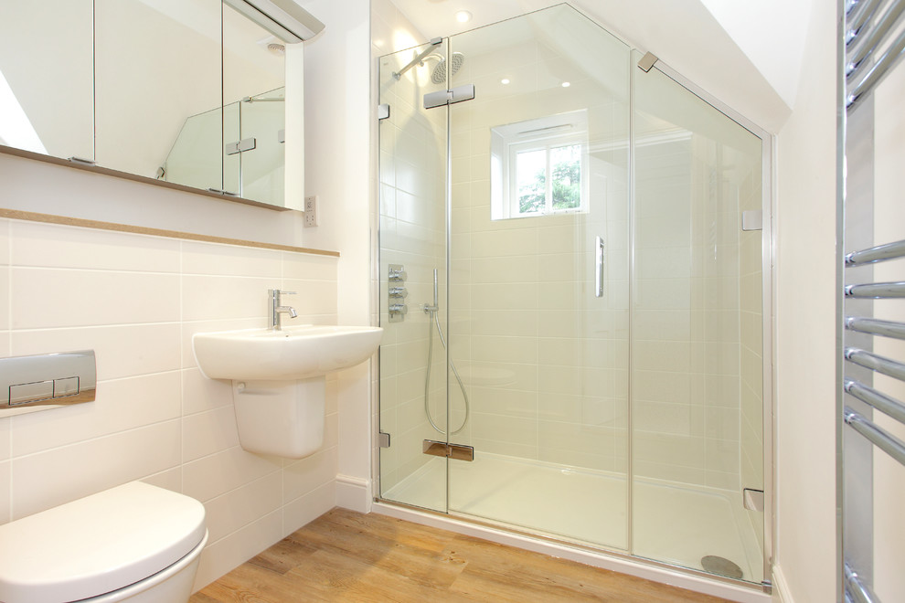 This is an example of a modern bathroom in Surrey.