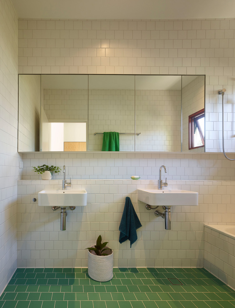 Стильный дизайн: маленькая детская ванная комната в стиле ретро с накладной ванной, душем над ванной, белой плиткой, керамической плиткой, белыми стенами, полом из керамической плитки, подвесной раковиной, столешницей из плитки, зеленым полом, шторкой для ванной и белой столешницей для на участке и в саду - последний тренд