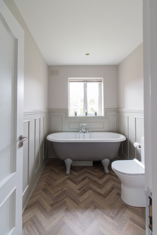 Inspiration för ett vintage badrum, med ett fristående badkar och klinkergolv i porslin
