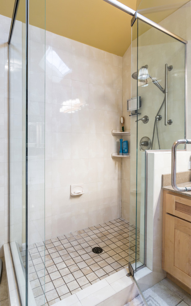 Стильный дизайн: главная ванная комната среднего размера в современном стиле с фасадами с выступающей филенкой, светлыми деревянными фасадами, угловым душем, белой плиткой, керамической плиткой, бежевыми стенами, полом из керамической плитки, накладной раковиной, белым полом, шторкой для ванной и бежевой столешницей - последний тренд