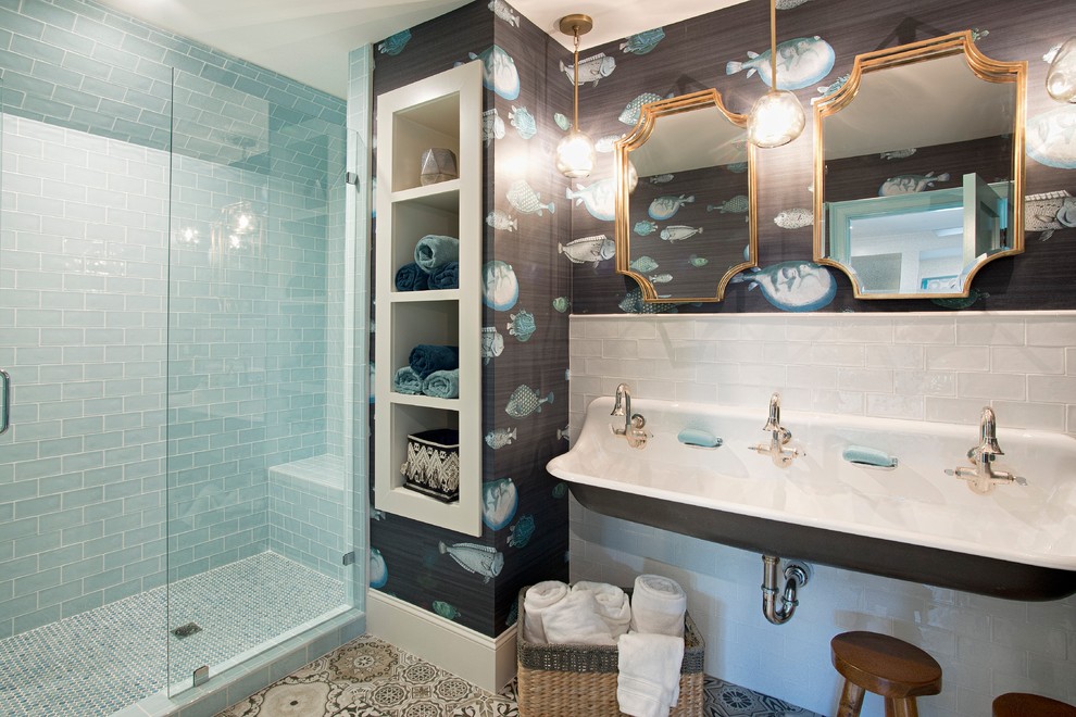 Immagine di una stanza da bagno stile marino con doccia alcova, piastrelle blu, piastrelle bianche, piastrelle diamantate, pareti multicolore, lavabo rettangolare, pavimento multicolore e porta doccia a battente