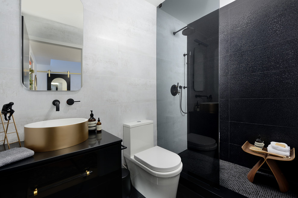 Свежая идея для дизайна: ванная комната в современном стиле с черными фасадами, душем в нише, унитазом-моноблоком, черной плиткой, душевой кабиной, настольной раковиной и черной столешницей - отличное фото интерьера