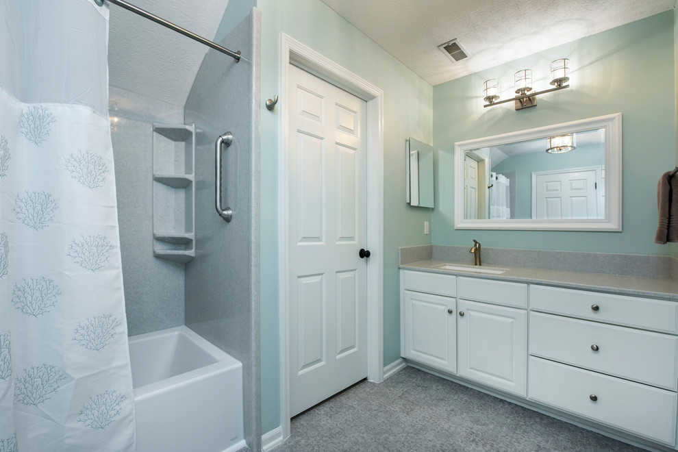 Inredning av ett exotiskt mellanstort grå grått badrum med dusch, med luckor med upphöjd panel, vita skåp, ett badkar i en alkov, en dusch/badkar-kombination, gröna väggar, ett undermonterad handfat, bänkskiva i kvarts och dusch med duschdraperi