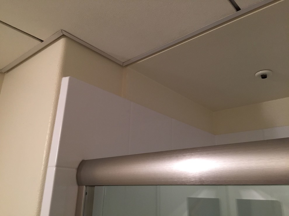 Kleines Modernes Badezimmer En Suite mit Duschnische, farbigen Fliesen, Keramikfliesen, weißer Wandfarbe, Porzellan-Bodenfliesen und Granit-Waschbecken/Waschtisch in San Francisco