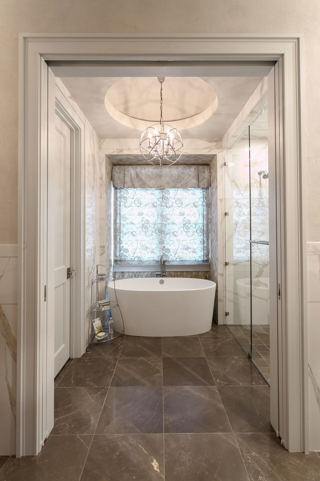 Inredning av ett klassiskt badrum, med ett fristående badkar, en dusch i en alkov, grå kakel och vita väggar