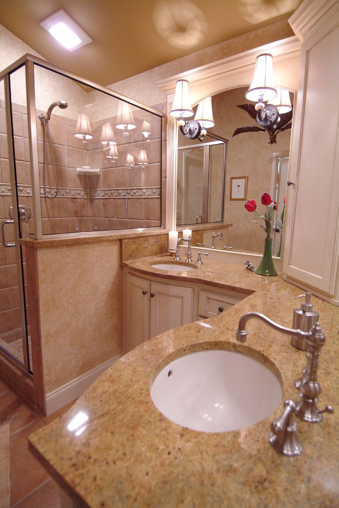 Foto di una stanza da bagno con doccia costiera con lavabo da incasso, ante con riquadro incassato, top in granito, doccia ad angolo, piastrelle multicolore e pareti beige