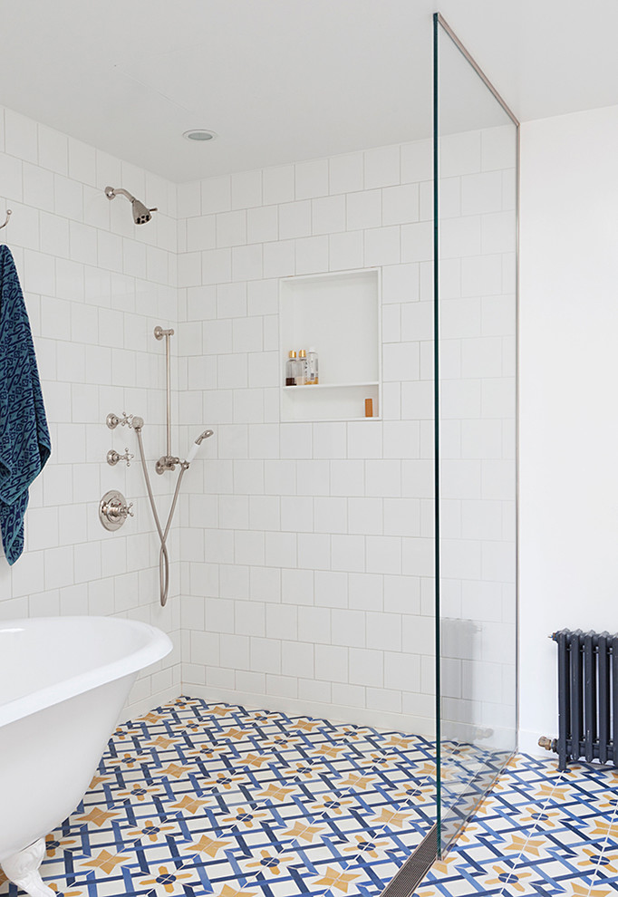 Modern inredning av ett badrum, med ett badkar med tassar och vita väggar