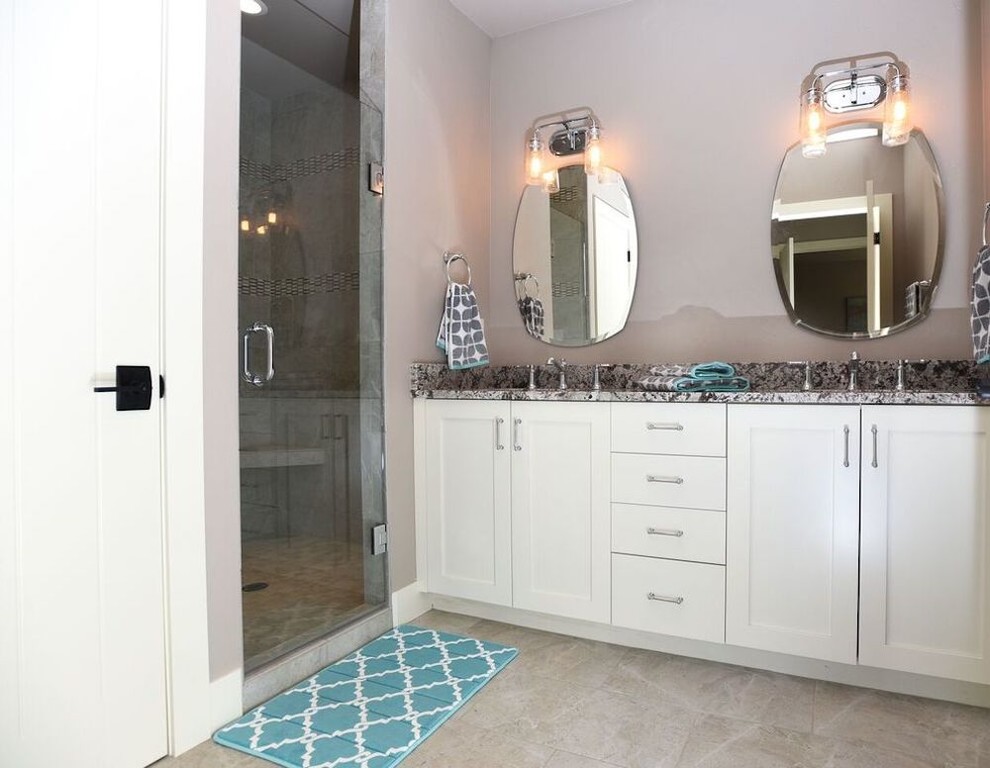 Exempel på ett mellanstort klassiskt badrum med dusch, med skåp i shakerstil, vita skåp, en hörndusch, en toalettstol med separat cisternkåpa, beige kakel, kakelplattor, grå väggar, kalkstensgolv, ett undermonterad handfat, granitbänkskiva, beiget golv och dusch med gångjärnsdörr