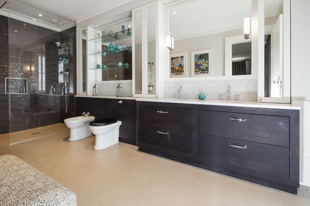 Modelo de cuarto de baño actual con bañera exenta, ducha abierta, baldosas y/o azulejos de mármol, suelo de mármol y ducha abierta