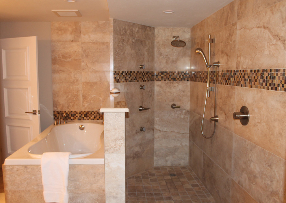 Idee per una grande stanza da bagno padronale contemporanea con ante con bugna sagomata, vasca da incasso, doccia aperta e pavimento in travertino